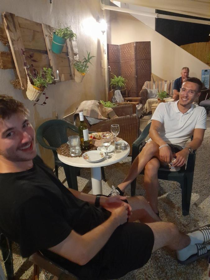 Tune Inn Activity Guesthouse- Over 24'S إيبسوس المظهر الخارجي الصورة
