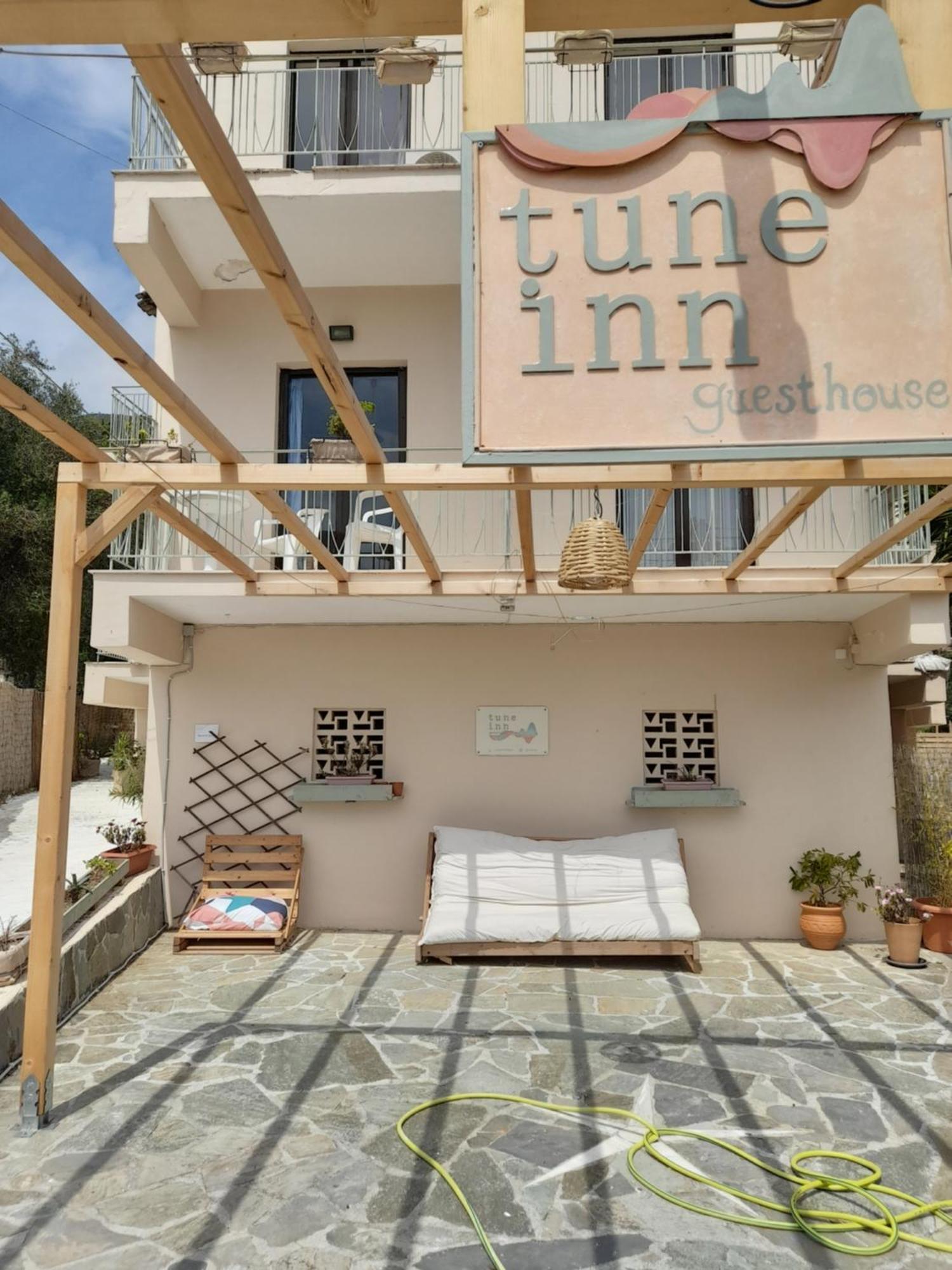 Tune Inn Activity Guesthouse- Over 24'S إيبسوس المظهر الخارجي الصورة