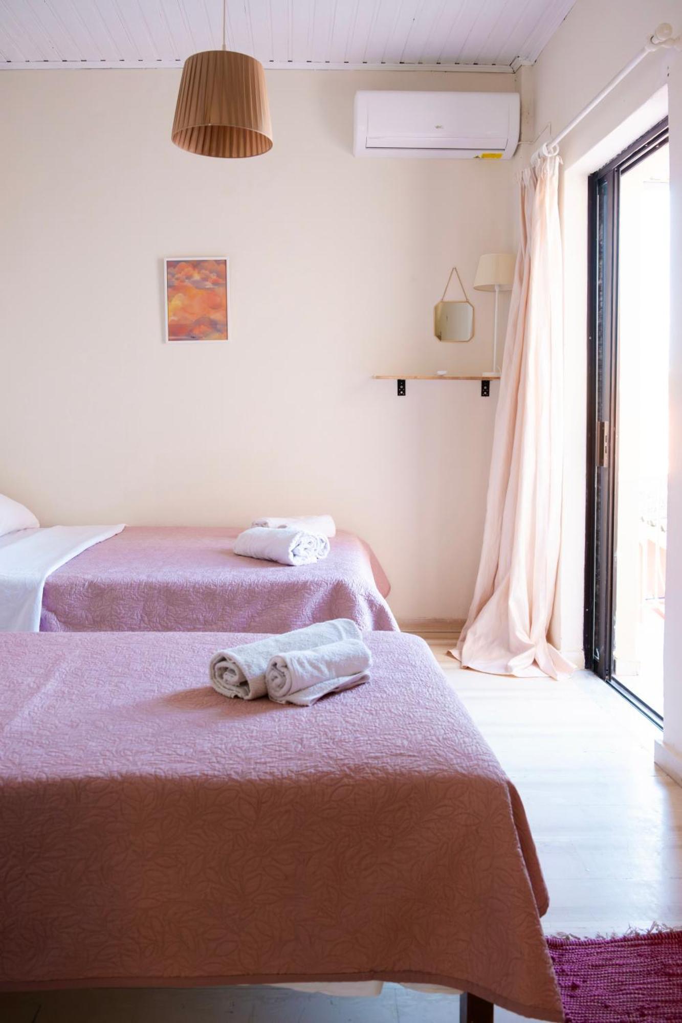 Tune Inn Activity Guesthouse- Over 24'S إيبسوس المظهر الخارجي الصورة